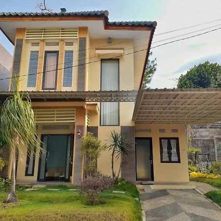 Villa 3 Bedroom Edelweis No. 7 Near Museum Angkut Batu  Exterior foto